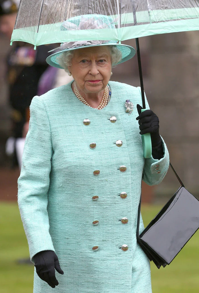 В сети нашли неожиданное доказательство, что Елизавета II еще та модница - фото 401106