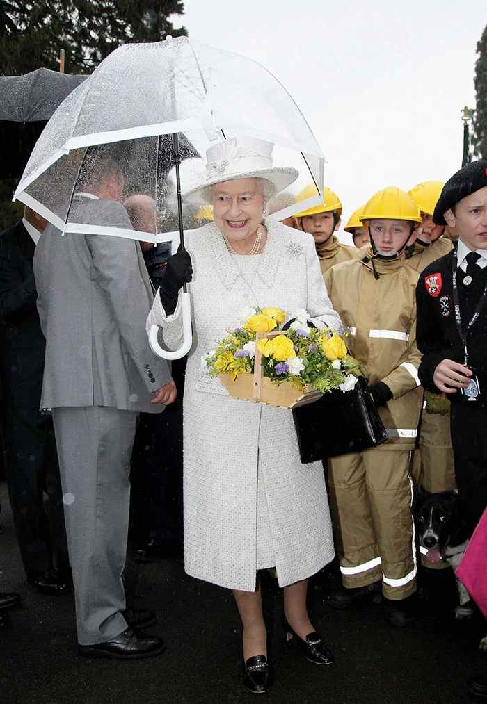 В сети нашли неожиданное доказательство, что Елизавета II еще та модница - фото 401108