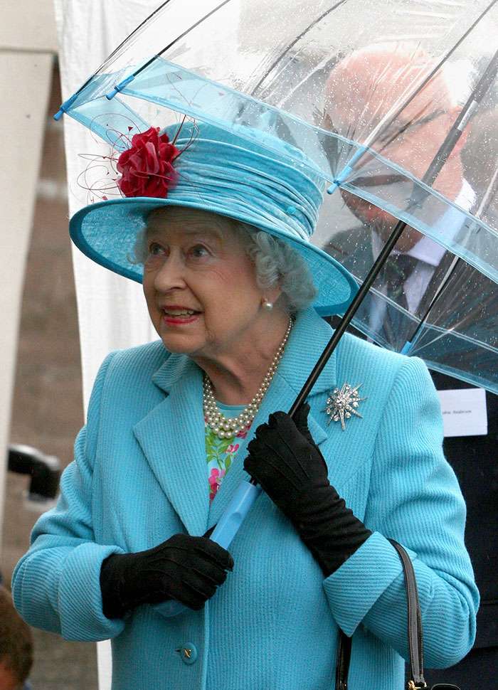 В мережі знайшли неочікуваний доказ, що Єлизавета ІІ ще та модниця - фото 401109