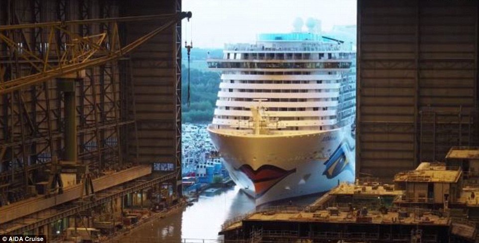 Він просто гігантський: як виглядає щойно збудований найбільший у світі круїзний лайнер - фото 401166