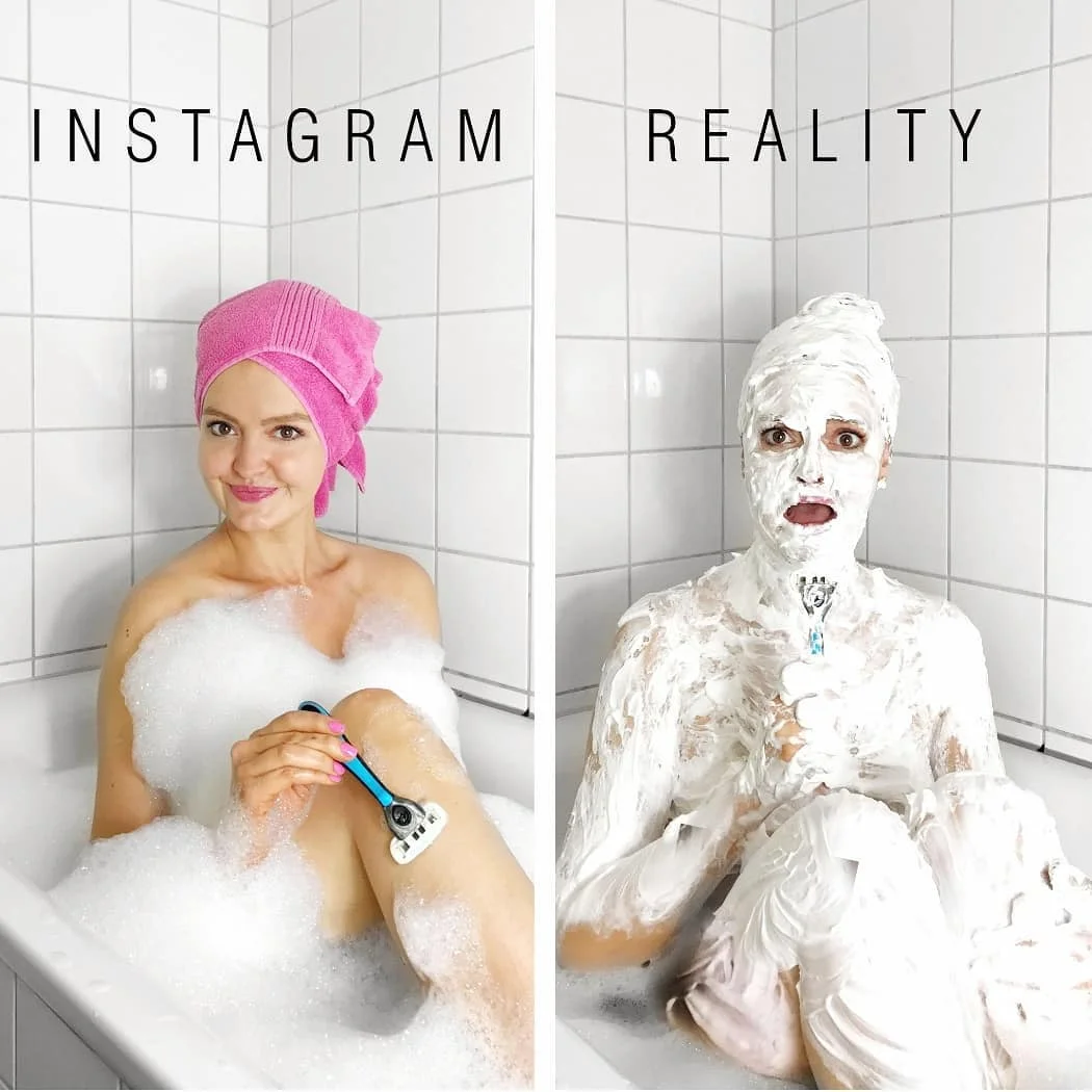Женщина смешно показывает, что идеальные фото в Instagram далеки от реальности - фото 401249