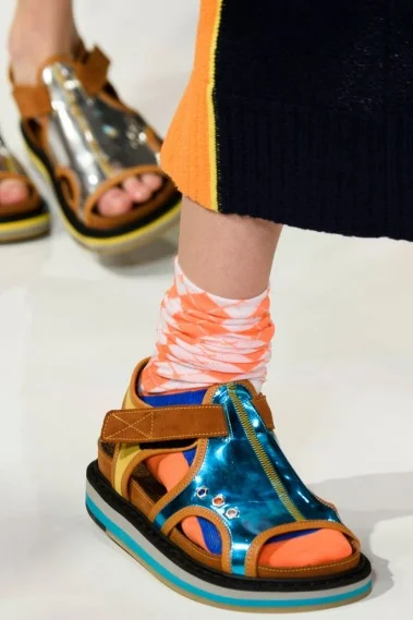 Моднее некуда: туфли и носки - новый тренд осеннего сезона - фото 401720