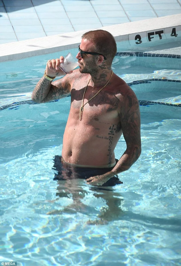 Сексуальный отец Дэвид Бекхэм покрасовался голым торсом у бассейна - фото 401776