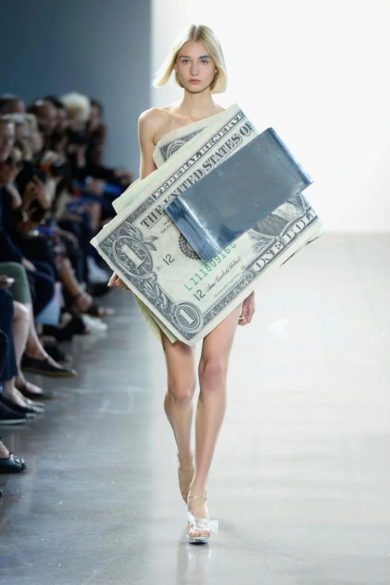 По-богатому: дизайнеры одели своих моделей в доллары на Неделе моды в Нью-Йорке - фото 402280