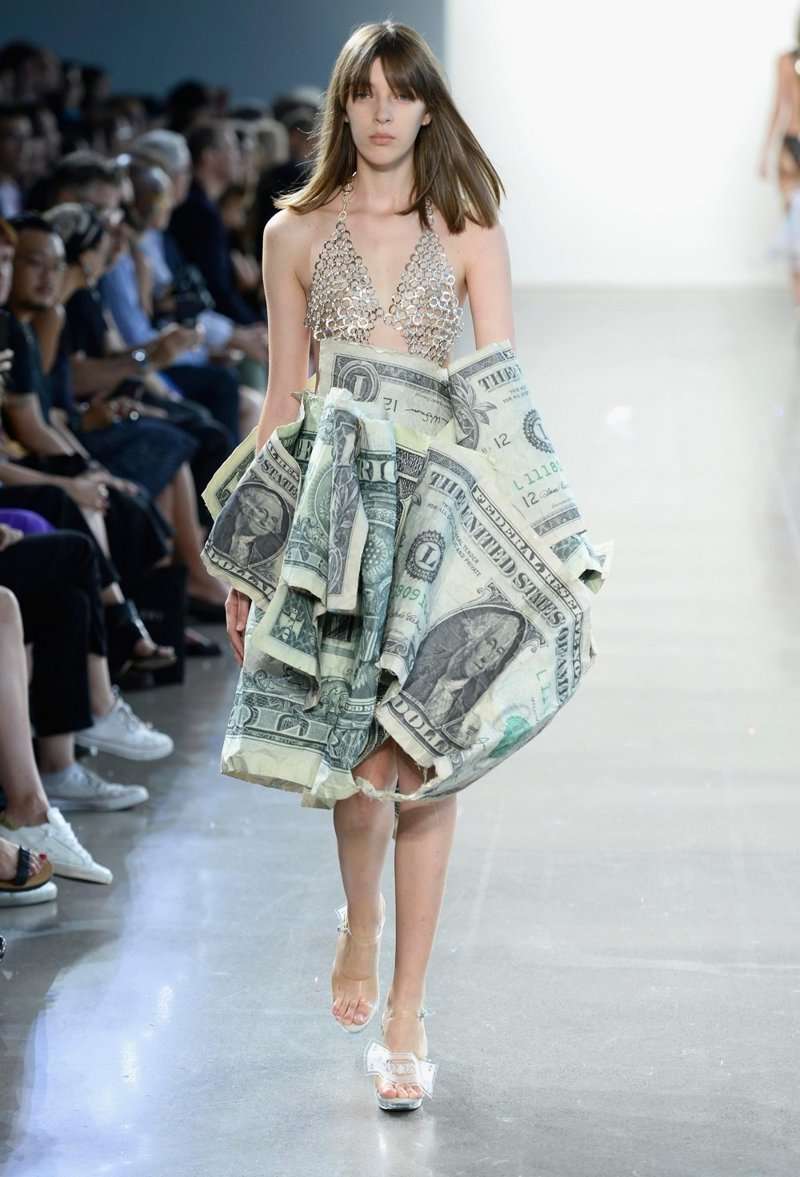 По-богатому: дизайнеры одели своих моделей в доллары на Неделе моды в Нью-Йорке - фото 402281