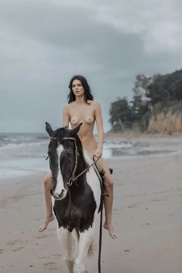 Совсем голая Кендалл Дженнер залезла на лошадь и обвалялась в песке в эротической съемке - фото 403060