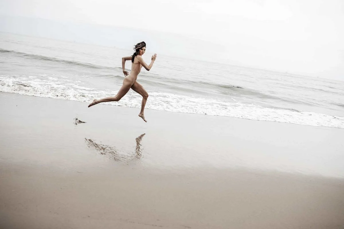 Совсем голая Кендалл Дженнер залезла на лошадь и обвалялась в песке в эротической съемке - фото 403061