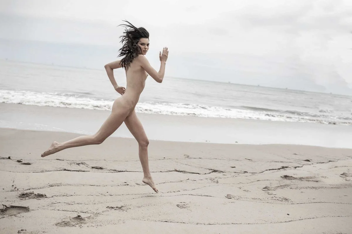 Совсем голая Кендалл Дженнер залезла на лошадь и обвалялась в песке в эротической съемке - фото 403068