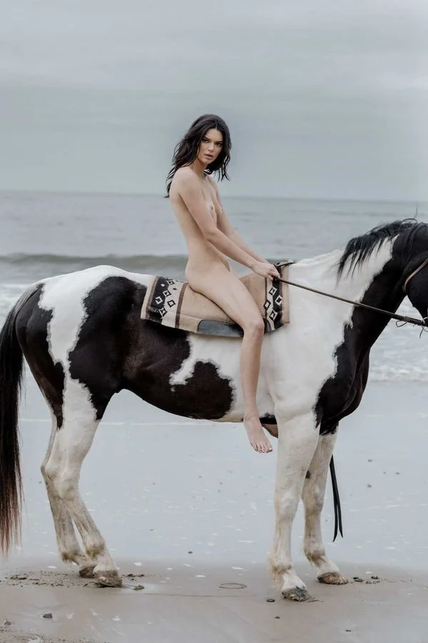 Зовсім голенька Кендалл Дженнер залізла на коня та обвалялась у піску в еротичній зйомці - фото 403073