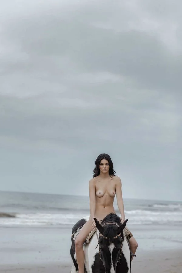 Совсем голая Кендалл Дженнер залезла на лошадь и обвалялась в песке в эротической съемке - фото 403074