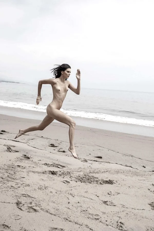 Совсем голая Кендалл Дженнер залезла на лошадь и обвалялась в песке в эротической съемке - фото 403077