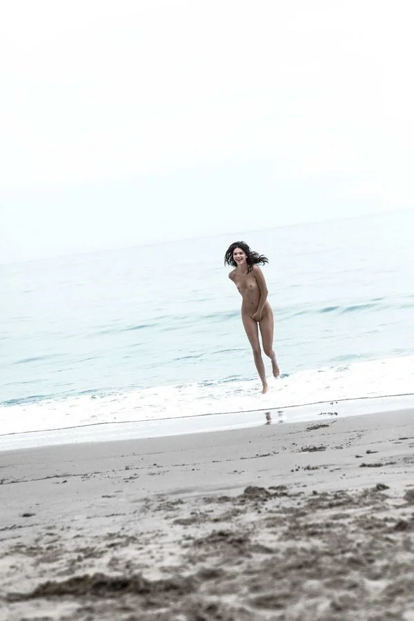 Совсем голая Кендалл Дженнер залезла на лошадь и обвалялась в песке в эротической съемке - фото 403081
