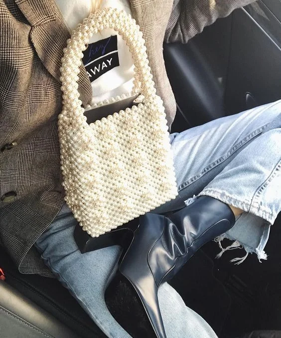 Есть тренд: девушки всего мира сходят с ума от сумки с жемчужинами - фото 403429