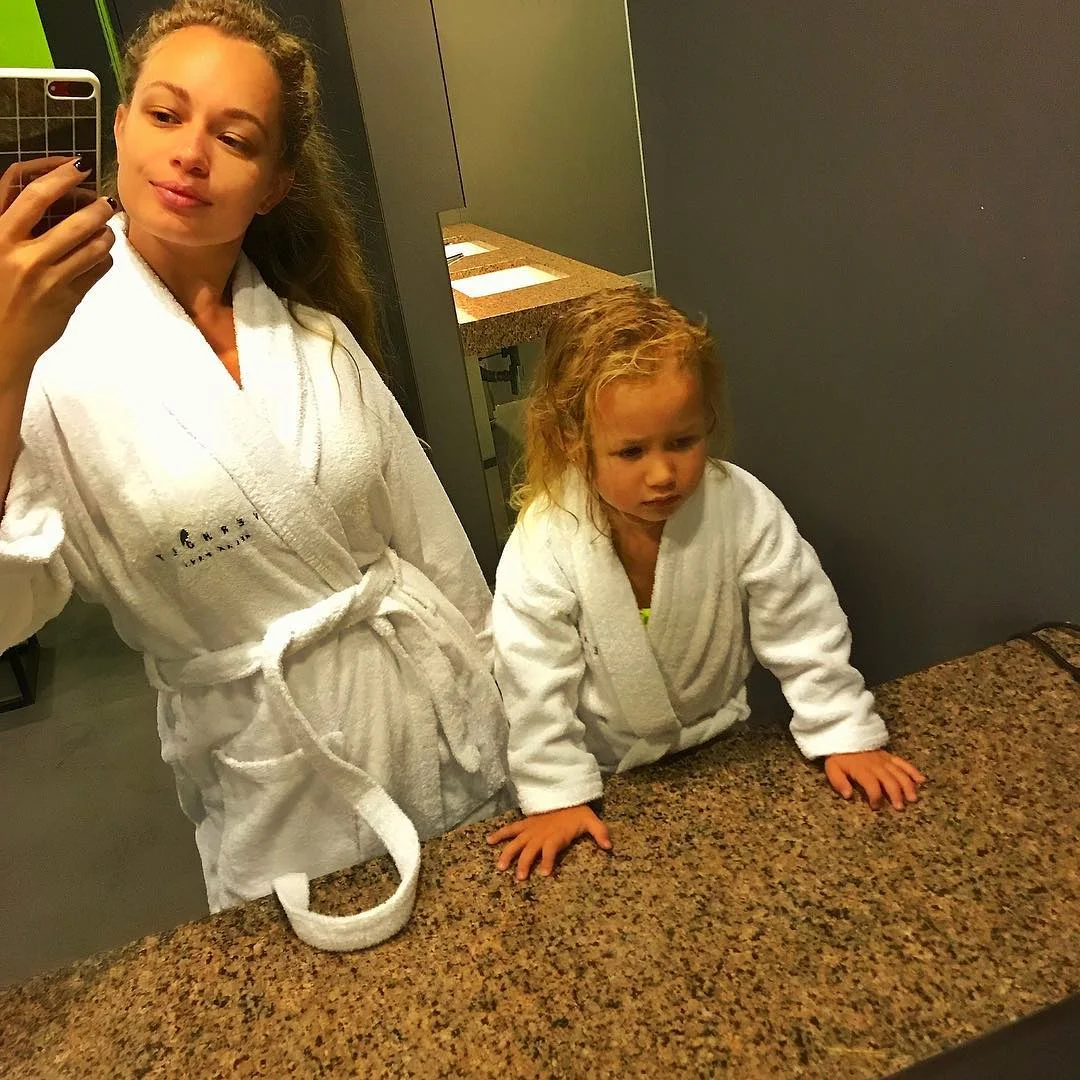 Яна Соломко засыпала Instagram мимишными снимками с подросшей дочкой - фото 403954