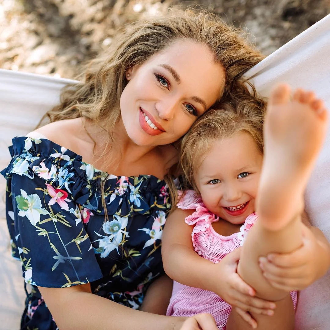 Яна Соломко засыпала Instagram мимишными снимками с подросшей дочкой - фото 403956