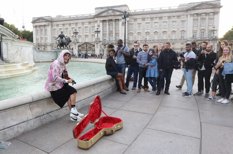 Джастин Бибер спел любимой серенаду под Букингемским дворцом - фото 404073