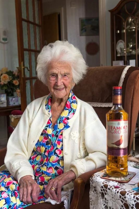 Люблю выпить: старейшая женщина Великобритании поделилась секретом долгой жизни - фото 404176