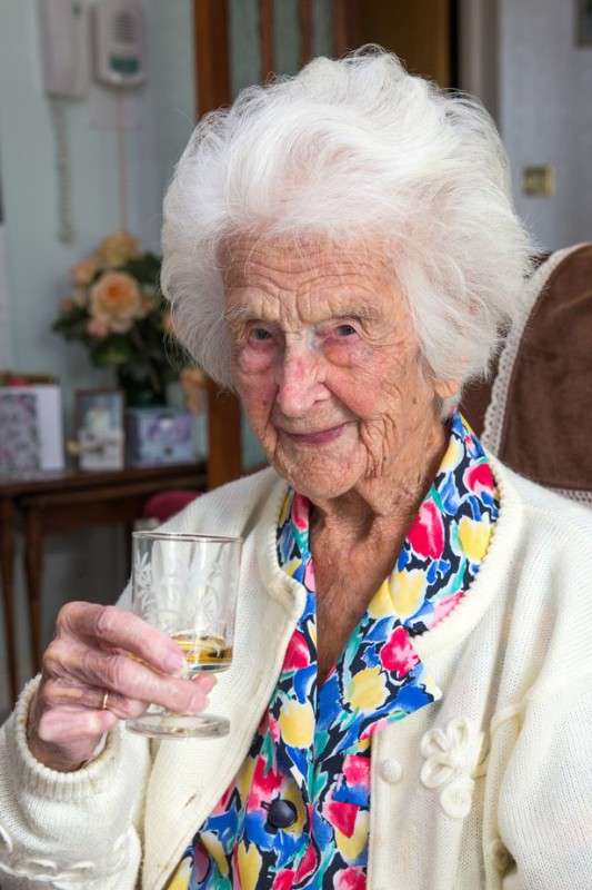 Люблю випити: найстаріша жінка Великобританії поділилась секретом довгого життя - фото 404177