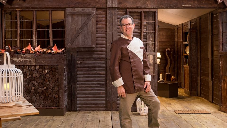 ВозлеПарижа построили дом из шоколада, в котором можно заночевать - фото 404202