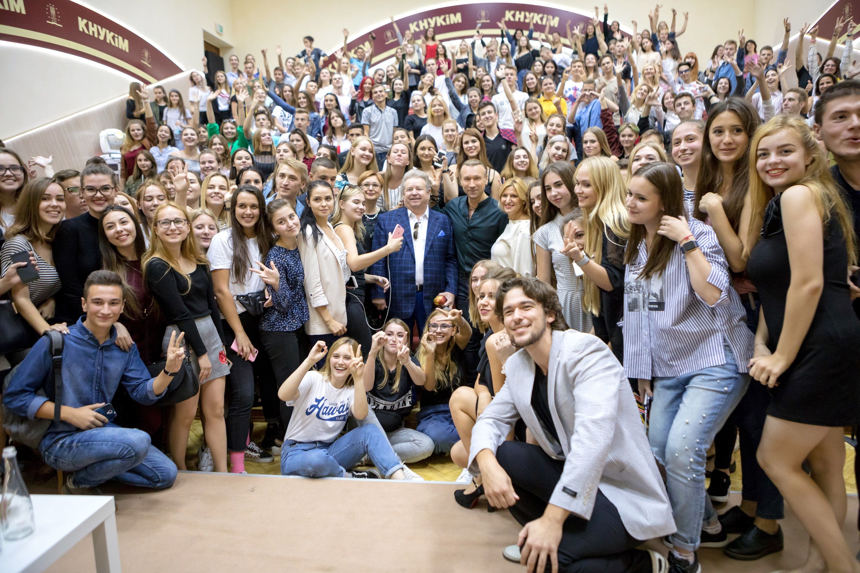 Олег Винник пофілософствував перед молодими вовчицями - фото 404444