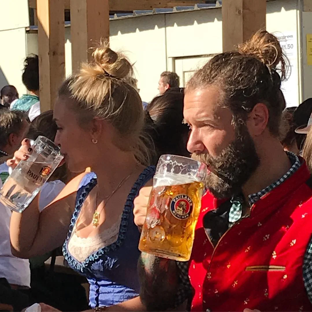 Пышногрудые девушки и море пива: первые фото с безумного 'Октоберфеста-2018' - фото 404708