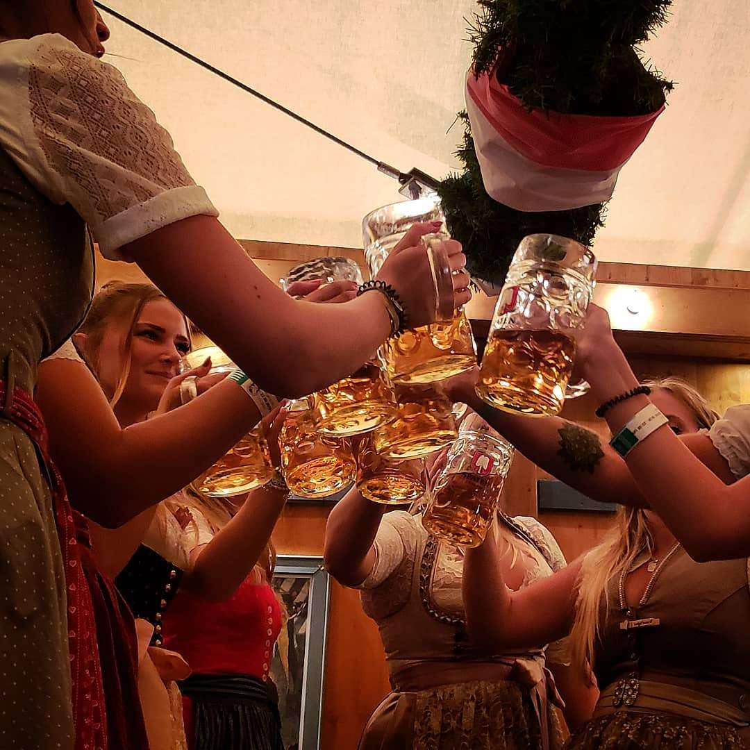 Пишногруді дівчата і море пива: перші фото із шаленого 'Октоберфесту-2018' - фото 404709