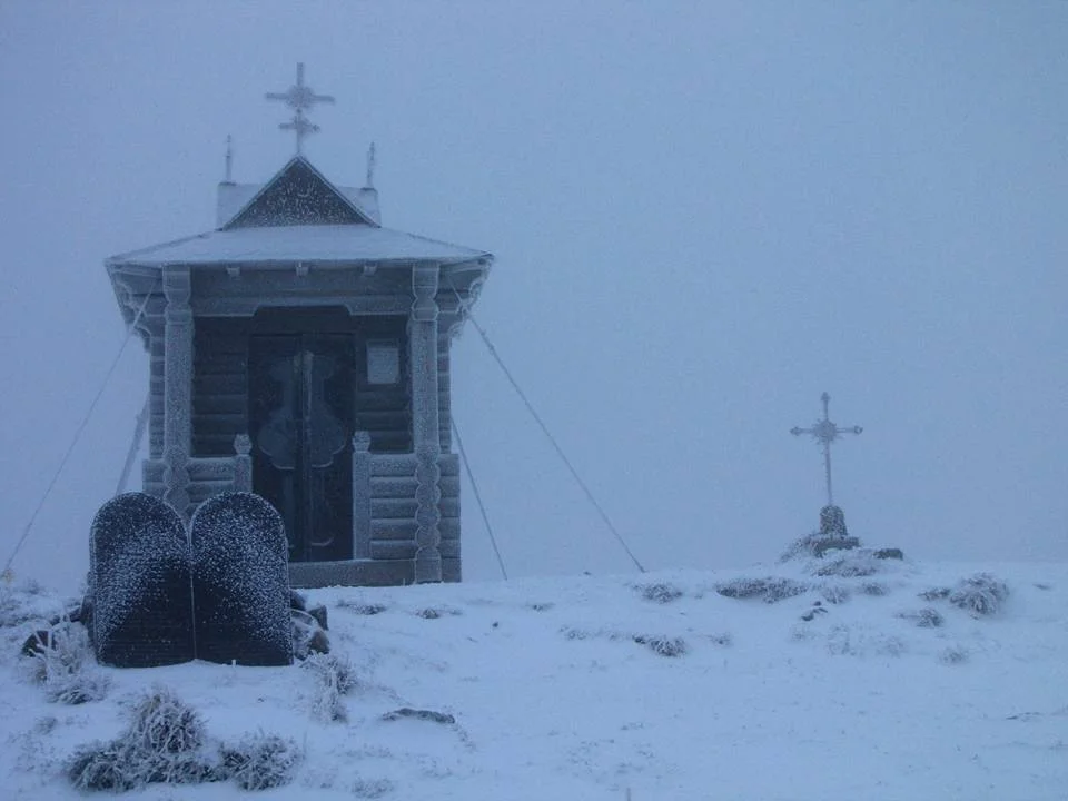 Ну привет, зима: в Карпатах выпал первый снег - фото 404985