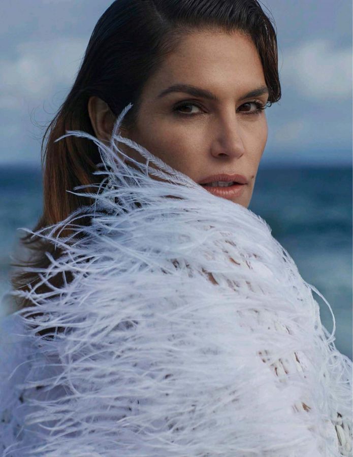 Легендарная Синди Кроуфорд снялась в роскошной фотосессии для Vogue - фото 405010