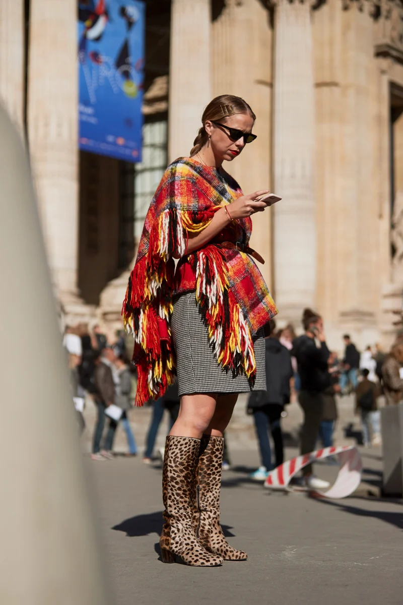 Стильные француженки показали себя во всей красе на Неделе моды в Париже - фото 405889