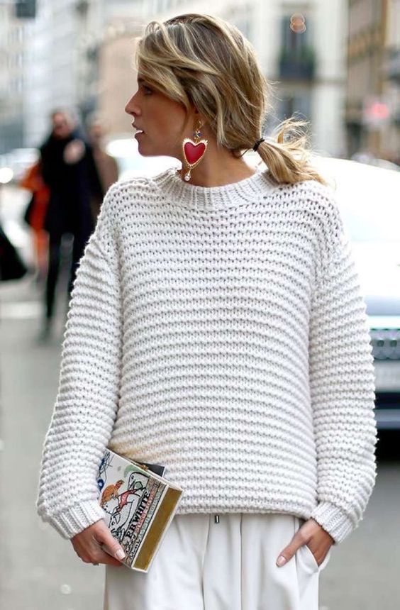 Модные свитера oversize, которые спасут тебя от холодной осени 2018-го - фото 406127