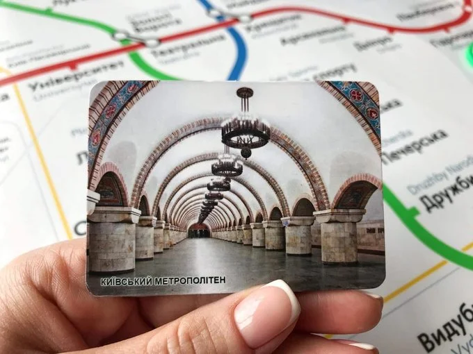 У київському метро тепер можна придбати брендовані сувеніри - фото 406421