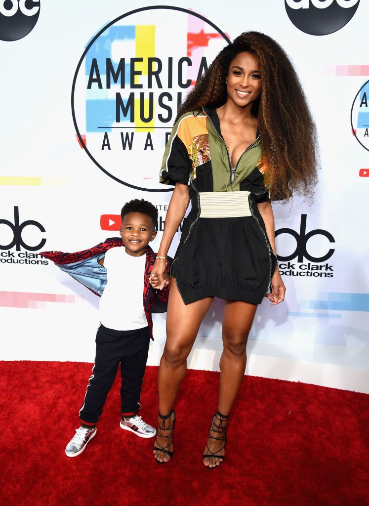 American Music Awards 2018 - звезды во всей красе на красной дорожке премии - 407361 American Music Awards 2018 - звезды во всей красе на красной дорожке премии - фото 407361