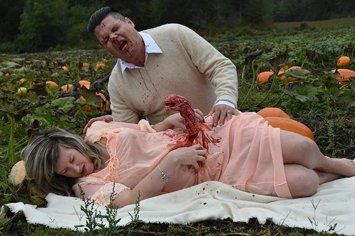 Вот какая беременная фотосессия в стиле ужасов получится, если родители - весельчаки - фото 407544
