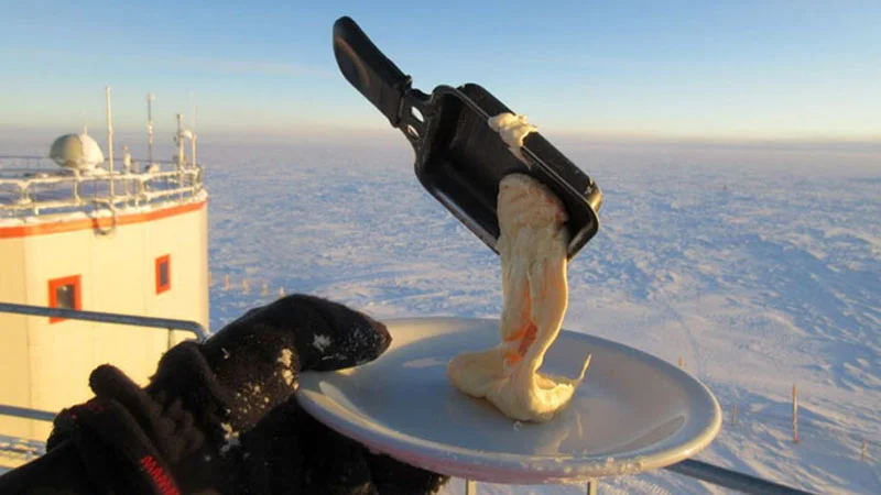 Ну афігєть: вчений готує їжу в Антарктиді і її вигляд вас ошелешить - фото 407579