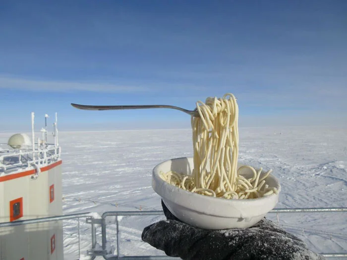 Ну афігєть: вчений готує їжу в Антарктиді і її вигляд вас ошелешить - фото 407580