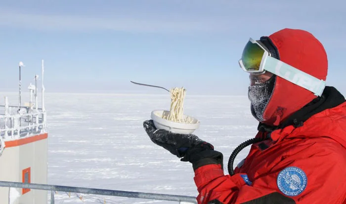 Ну афігєть: вчений готує їжу в Антарктиді і її вигляд вас ошелешить - фото 407584