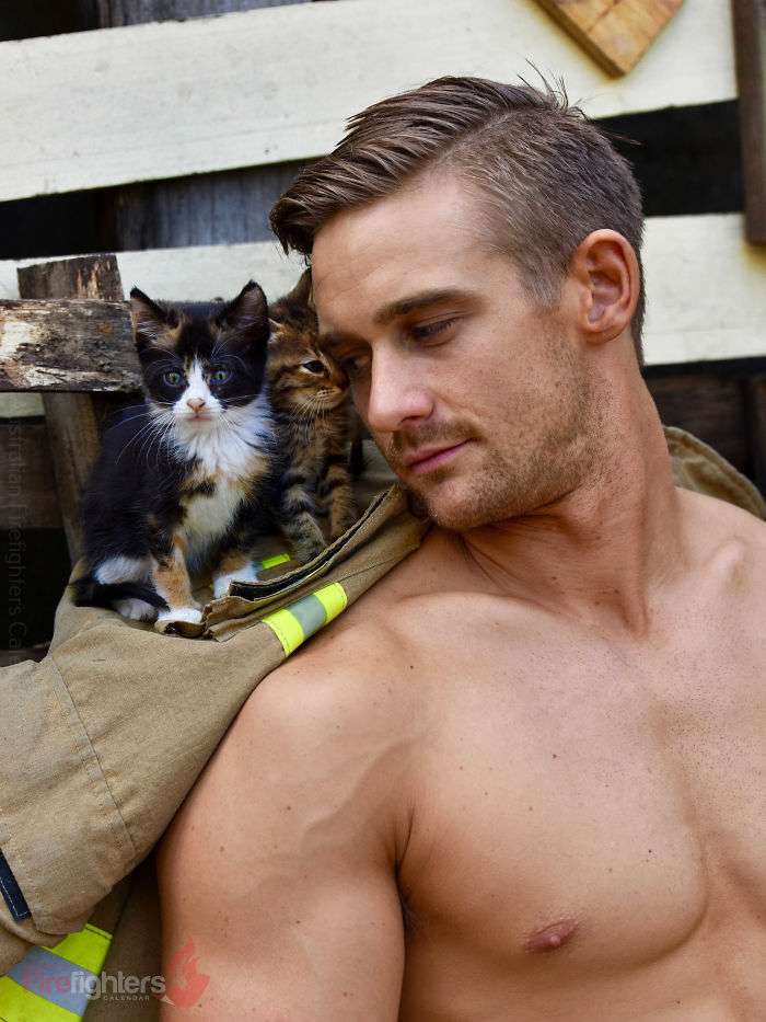 Накачанные австралийские пожарные с животными - фото, заставляющие твое сердце биться чаще - фото 407818