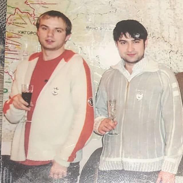 Демин с волосами, а Фешак с короткой стрижкой - такой вид имели ведущие в молодости - фото 408089