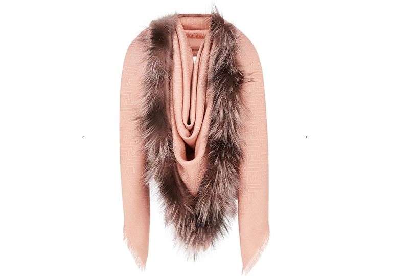 Новый шарфик от Fendi наделал шума - всем он похож на пушистую вагину - фото 408232