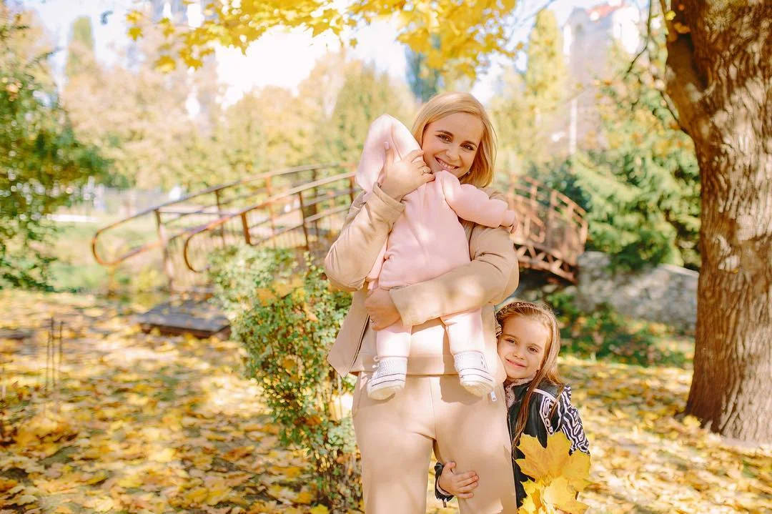 Лилия Ребрик с дочерьми сделала осенью фотосессию мечты - фото 408452
