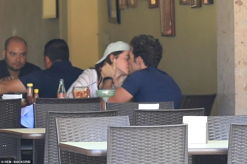 Малишку Емму Вотсон застукали за поцілунками з бойфрендом-красунчиком - фото 408527