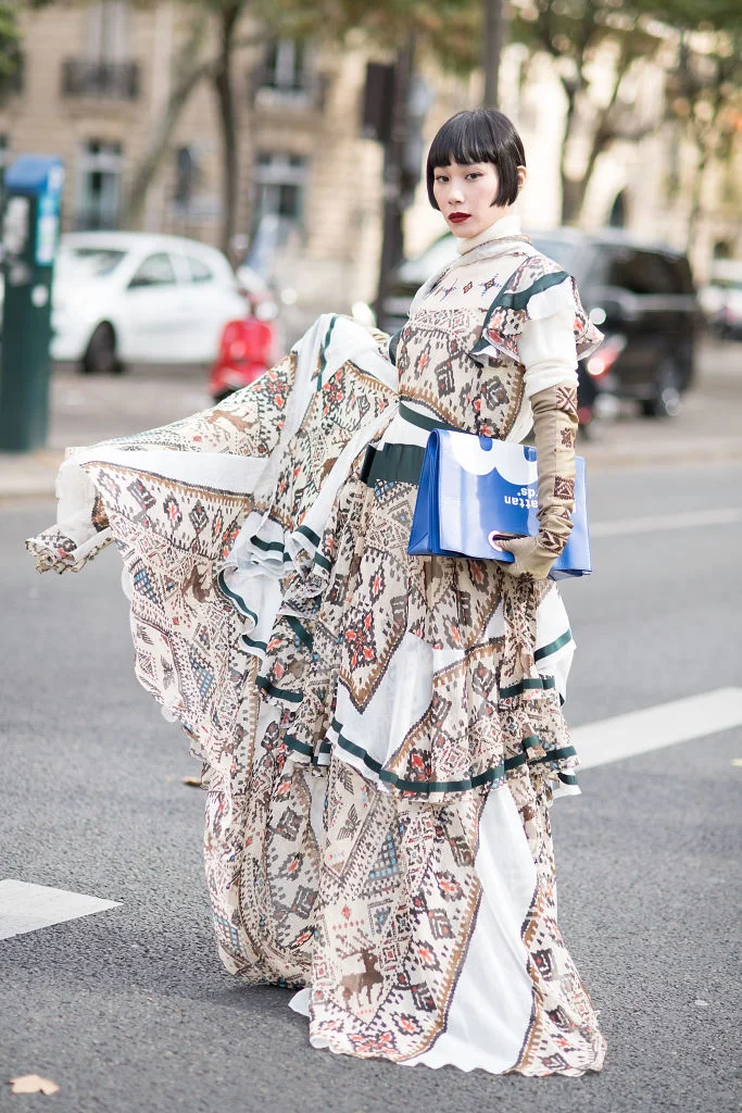 Неделя моды в Токио: какими модными решениями удивляют гости столицы Японии - фото 408553