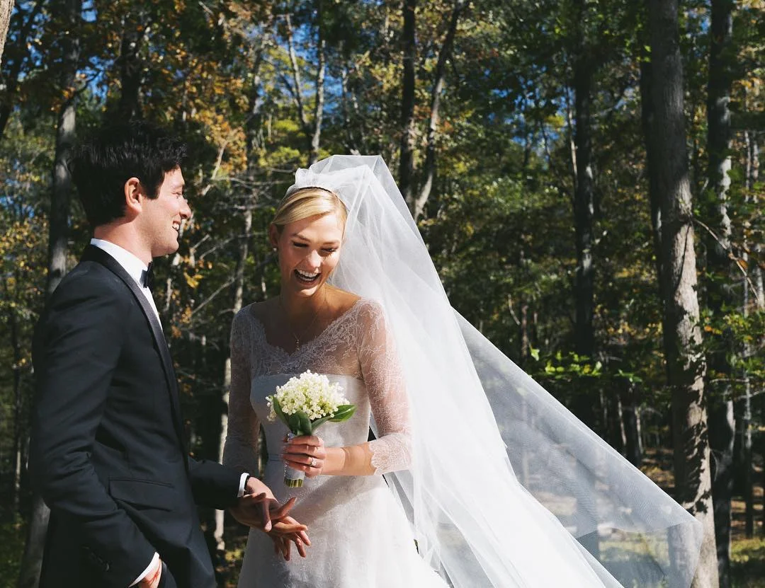Ангел Victoria's Secret Карлі Клосс вийшла заміж і показала перше фото з весілля - фото 408976