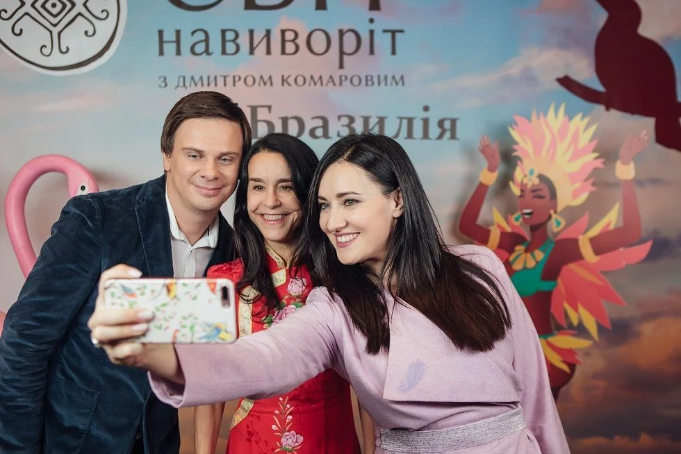 Дмитрий Комаров презентовал юбилейный сезон своего тревел-шоу в компании известной актрисы - фото 409351