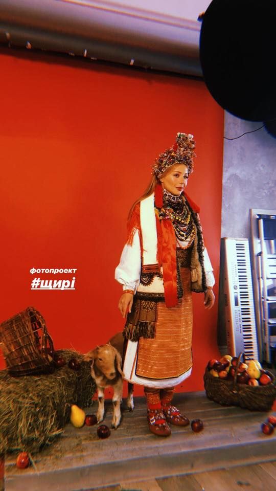 Тина Кароль примеряла народный костюм, и доказала, что наши девушки - самые красивые - фото 409428