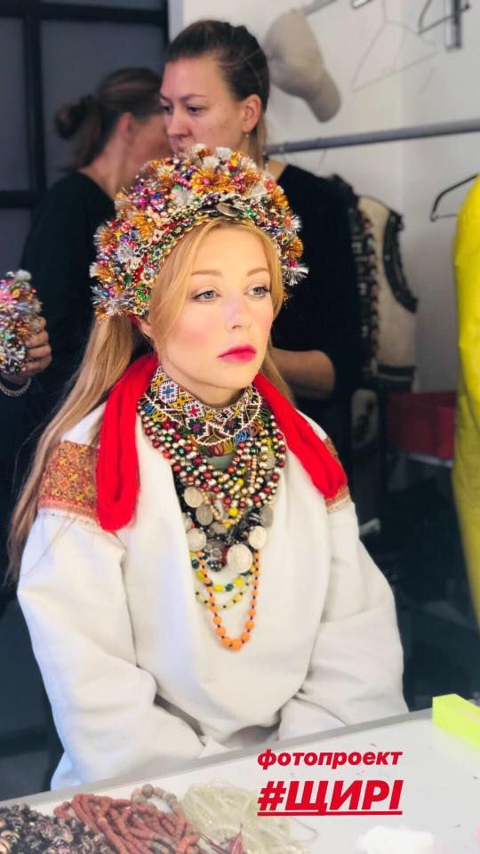 Тина Кароль примеряла народный костюм, и доказала, что наши девушки - самые красивые - фото 409430