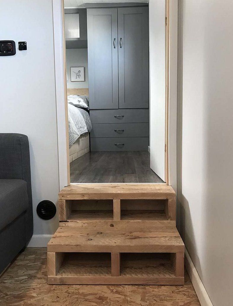 Життя на колесах: пара перетворила фургон на квартиру і так подорожує світом - фото 409446