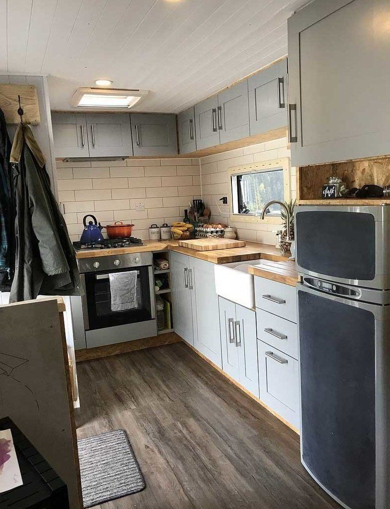 Життя на колесах: пара перетворила фургон на квартиру і так подорожує світом - фото 409448