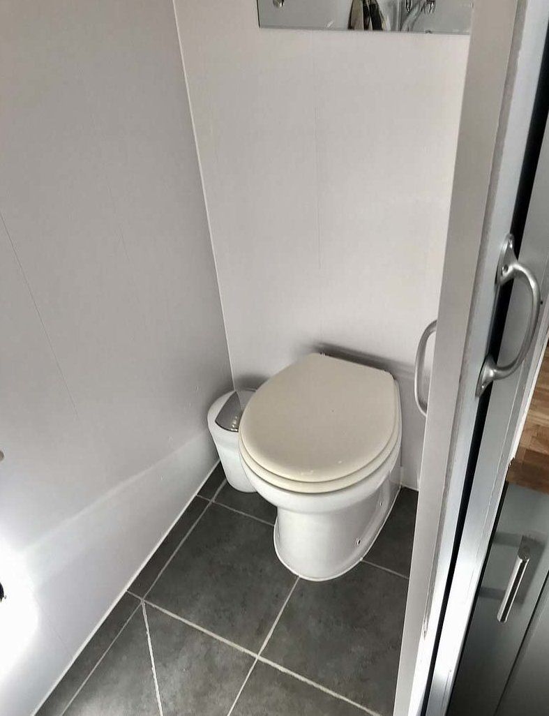 Життя на колесах: пара перетворила фургон на квартиру і так подорожує світом - фото 409449