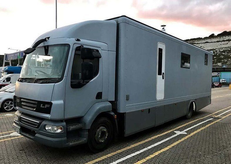 Життя на колесах: пара перетворила фургон на квартиру і так подорожує світом - фото 409452